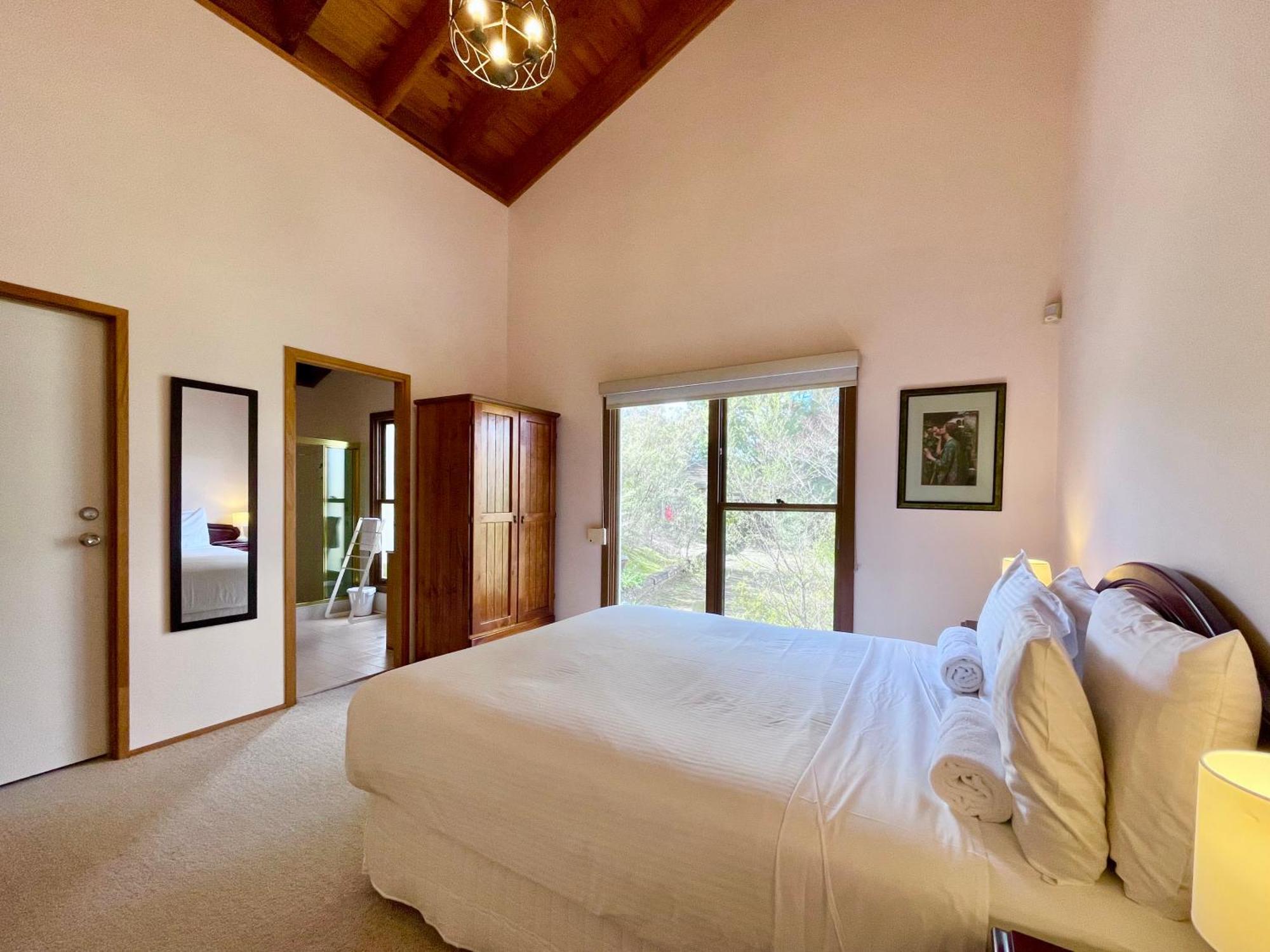 Treetops Retreat *